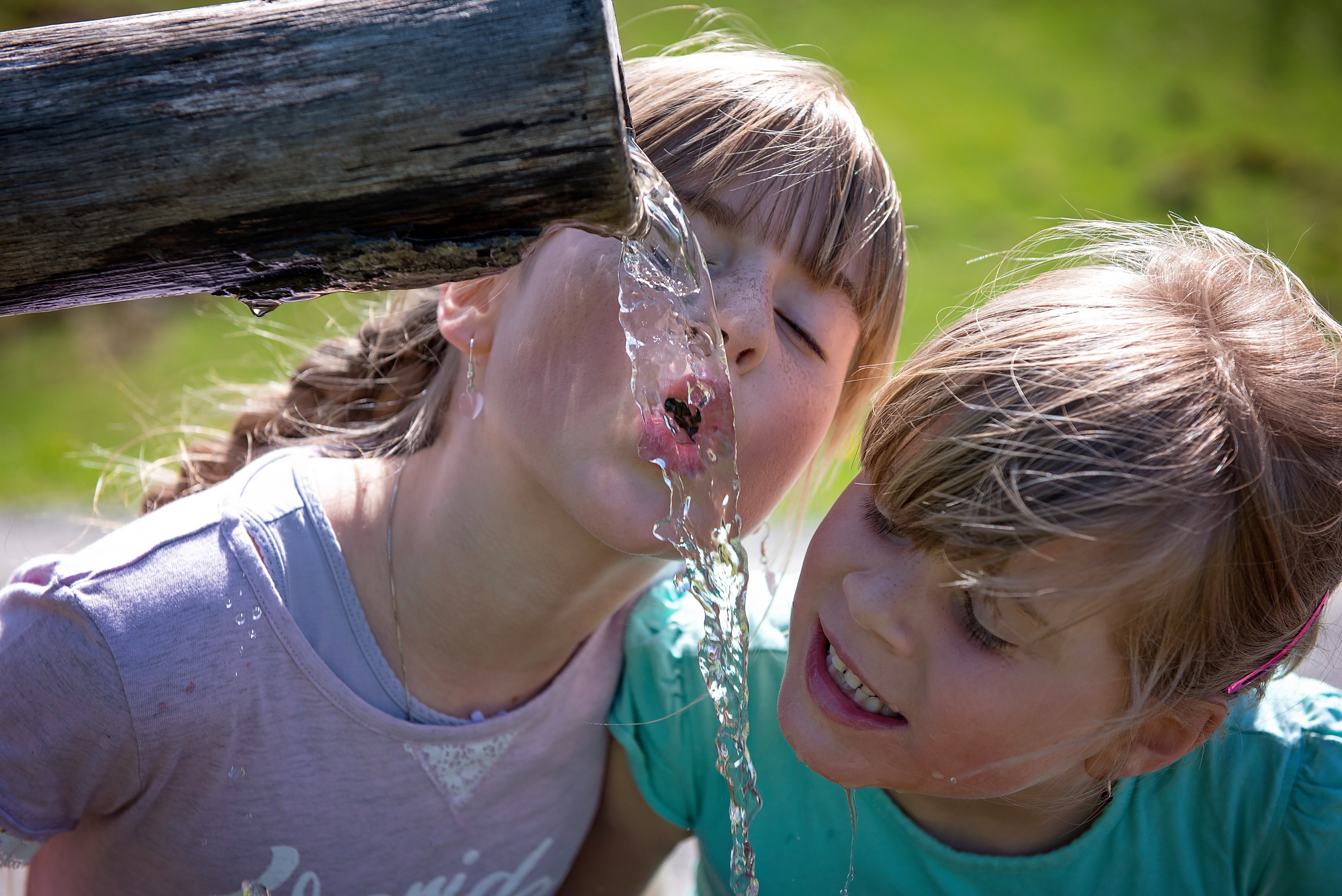 zwei Mädchen trinken Wasser