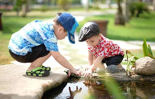 Kinder am spielen
